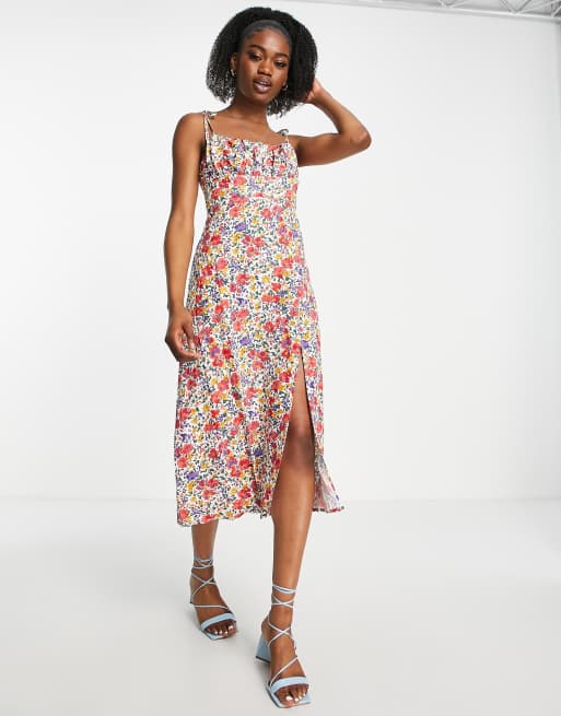 Vestido midi rojo con estampado floral y tirantes anudados de Urban Revivo 