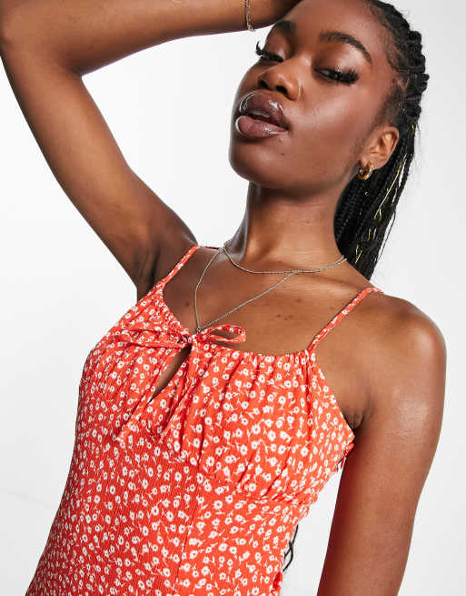 Vestido midi rojo de tirantes con abertura lateral y estampado de florecitas de Monki, 3 de 4