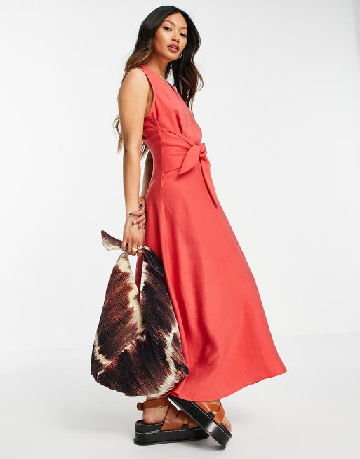 Vestido midi rojo sin mangas con detalle en la cintura de Mango