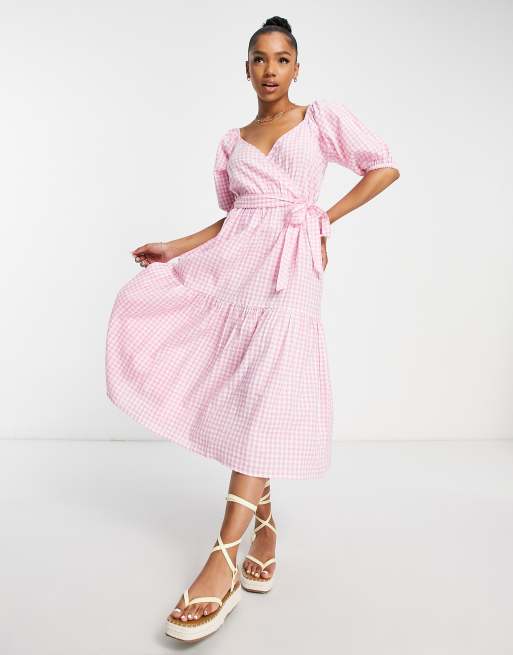 Vestido midi rosa a cuadros vichy con diseño escalonado y mangas abullonadas de Influence