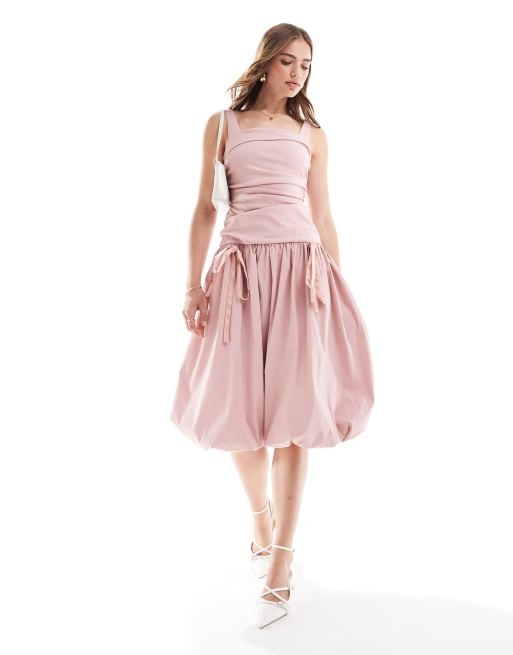 Vestido midi rosa claro fruncido con bajo abullonado y detalle de lazo de satén de ASOS DESIGN