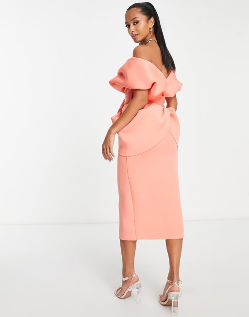 Vestido midi rosa con cinturón y hombros drapeados de ASOS DESIGN Petite, 2 de 4