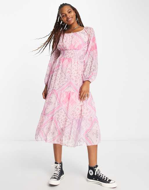 Vestido midi rosa con diseño estilo patchwork y cintura fruncida de chifón de Miss Selfridge 