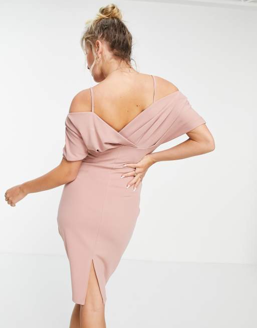 Vestido midi rosa con hombros descubiertos y detalle fruncido para