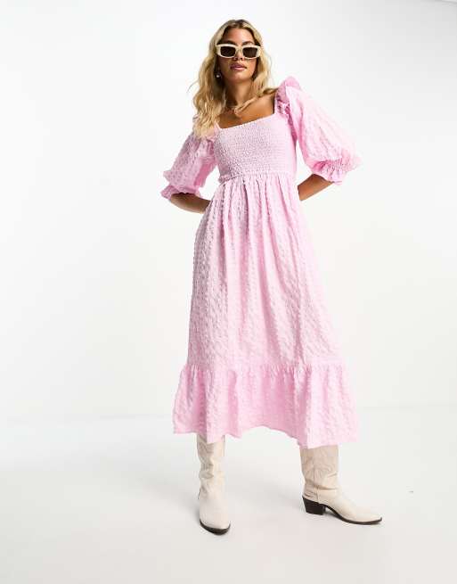 Vestido midi rosa con volante en los hombros y diseño fruncido texturizado de Miss Selfridge