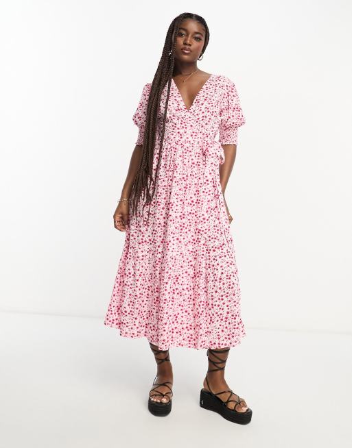 Vestido midi rosa cruzado en la parte delantera con estampado floral y volantes de Influence