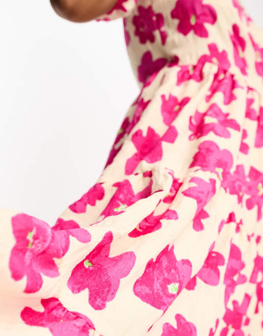 Vestido midi rosa cruzado y escalonado con estampado floral de Monki, 3 de 4