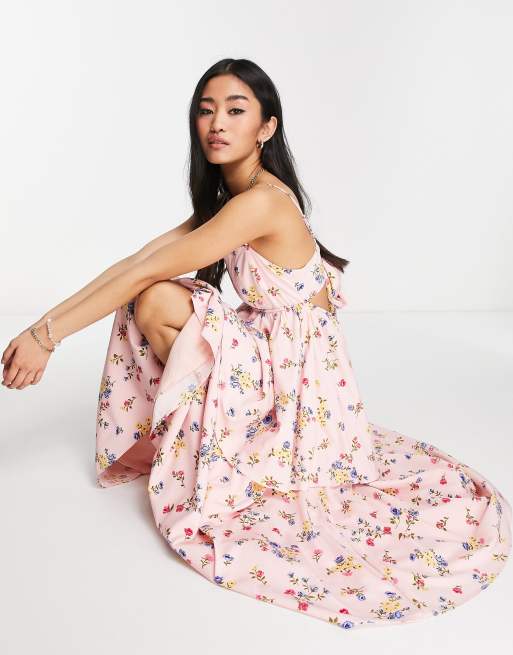 Vestido midi rosa escalonado con estampado de florecitas y lazo en la espalda de Collective The Label