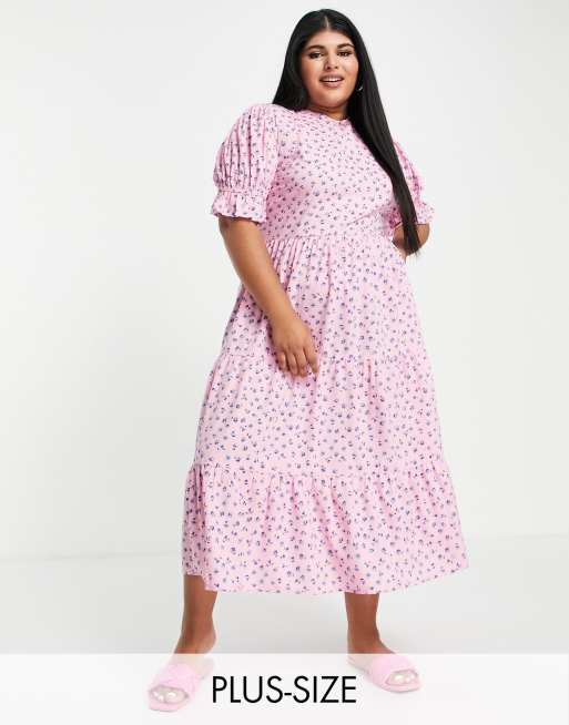 Vestido midi rosa escalonado de corte amplio con estampado floral de Influence Plus