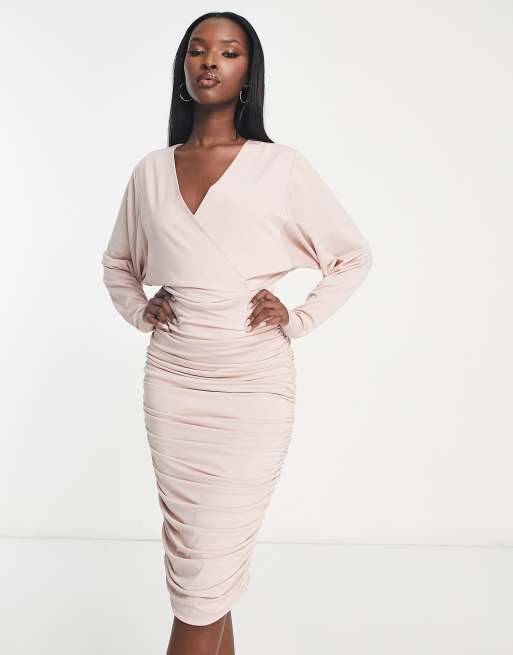 Vestido midi rosa pálido fruncido con mangas tipo murciélago de AX Paris