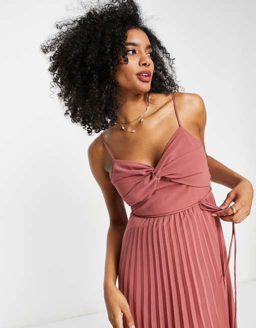 Vestido midi rosa té plisado de tirantes con diseño retorcido en la parte delantera y cinturón de ASOS DESIGN |