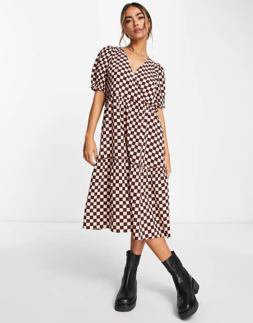 Vestido midi rosa y marrón cruzado con estampado de cuadros dameros de Monki