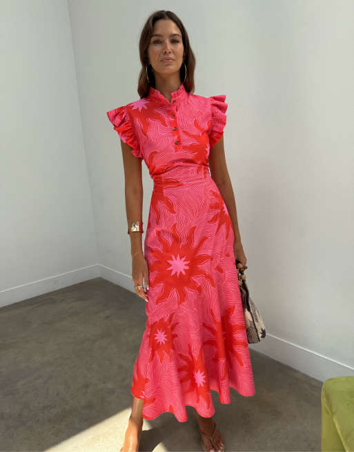 Vestido midi rosa y rojo con estampado de sol, cuello alto y volantes en las mangas Frida de Never Fully Dressed, 3 de 4