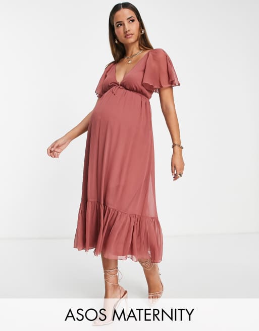 Vestido midi rosado escalonado con lazada en la parte delantera de tejido suave de ASOS DESIGN Maternity