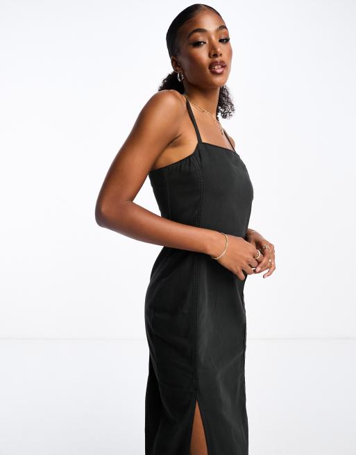 Vestido midi vaquero negro estilo pichi de Monki ASOS