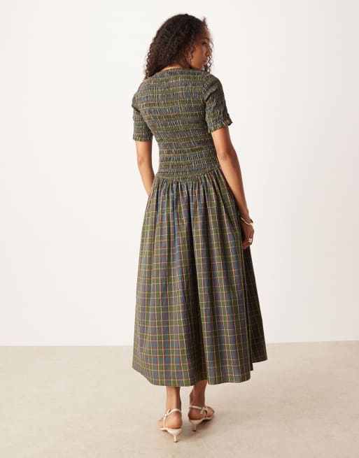 Vestido midi verde a cuadros fruncido de Amy Lynn, 2 de 4