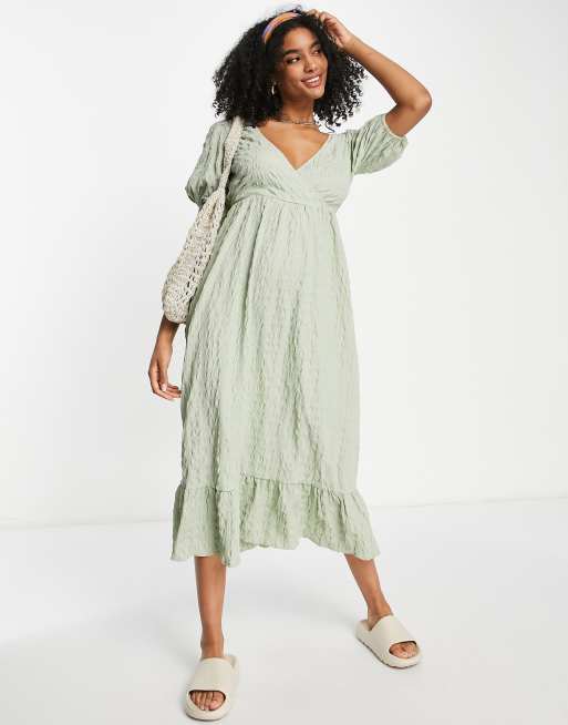 Vestido midi verde claro cruzado con acabado texturizado de River Island