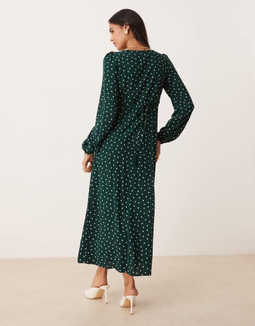 Vestido midi verde con cuello de pico y estampado de lunares