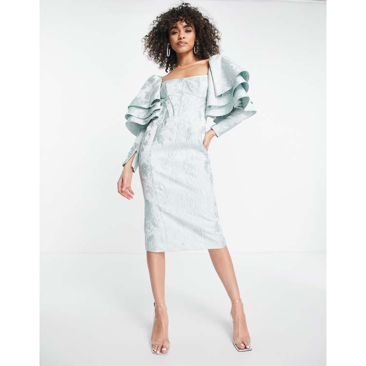 Vestido midi verde espuma marina con detalle de tres volantes en