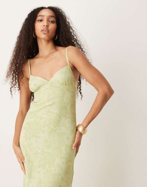 Vestido midi verde lima de tirantes con estampado de cachemir Sastra de Motel, 2 de 4