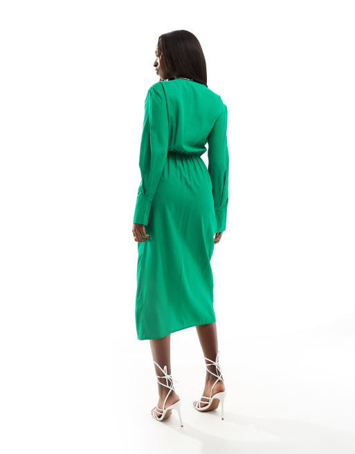 Vestido midi verde luminoso cruzado con detalle de cierre de AX Paris, 2 de 4