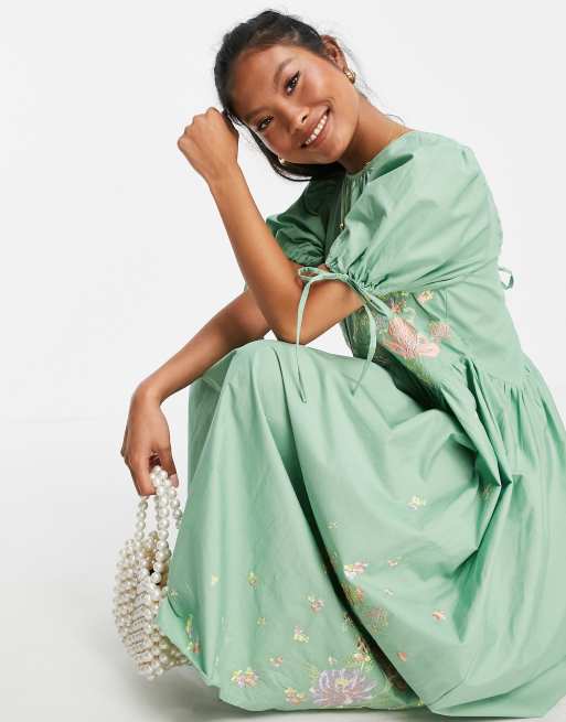 Vestido midi verde salvia amplio bordado con espalda abierta de popelina de algodón de ASOS DESIGN Petite, 4 de 4