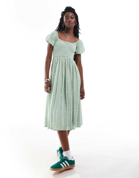Vestido midi verde salvia amplio con pecho fruncido y detalle de rosa de Daisy Street - view 1