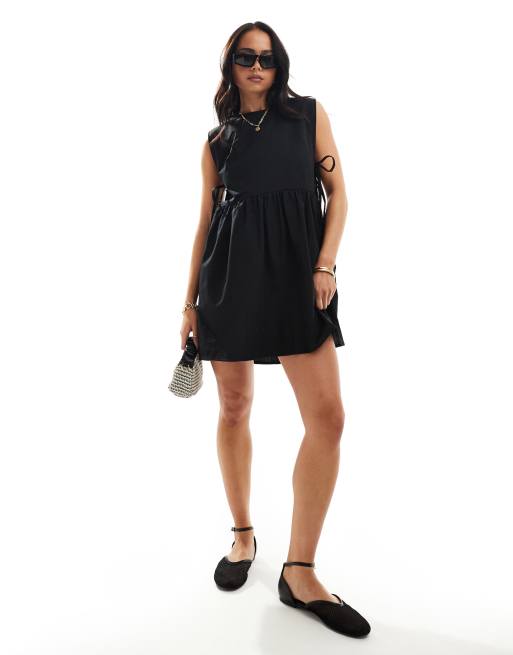 Vestido negro amplio con lazadas laterales de popelina de ASOS DESIGN, 2 de 4