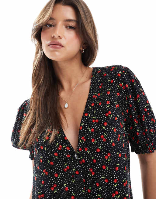 Vestido negro amplio con vuelo y estampado de cerezas de Miss Selfridge, 2 de 4