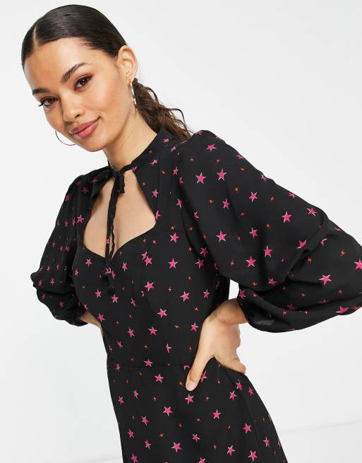 Avispón Cargado Portero Vestido negro con abertura, estampado de estrellas rosas y detalle de  lazada en el cuello de New Look Petite | ASOS