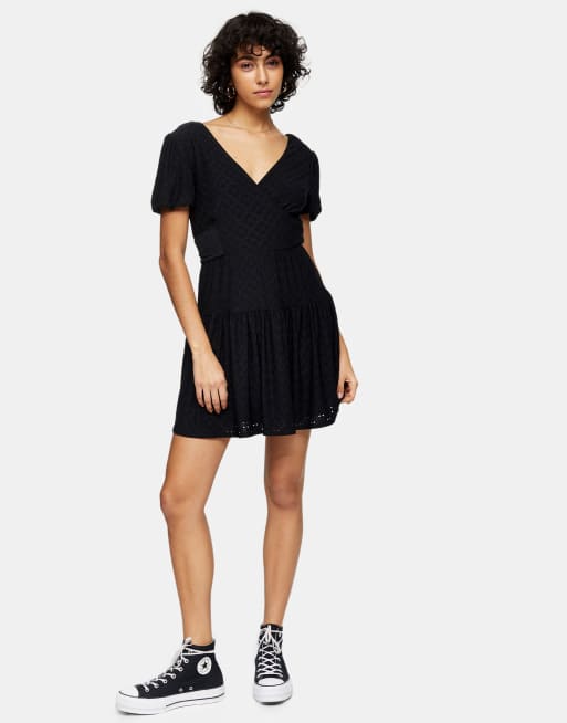 Vestido negro corto con bordado inglés de Topshop