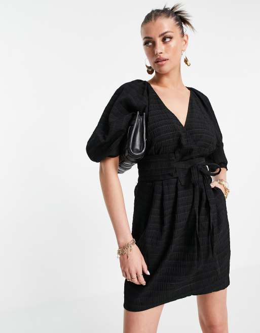 Vestido negro cruzado con mangas abullonadas de Mango