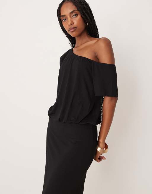 Vestido negro de largo extraño con detalle de escote Bardot holgado de aSOS DESIGN, 2 de 4