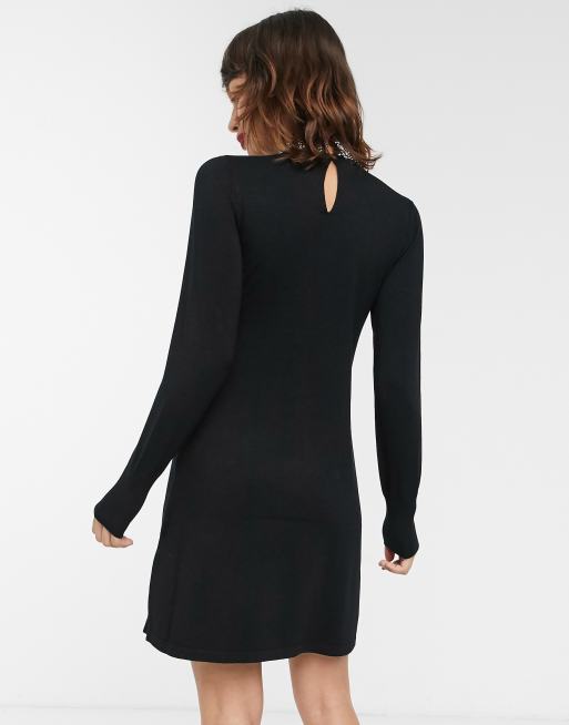 Vestido negro de punto con adornos en el cuello de Warehouse, 2 de 4