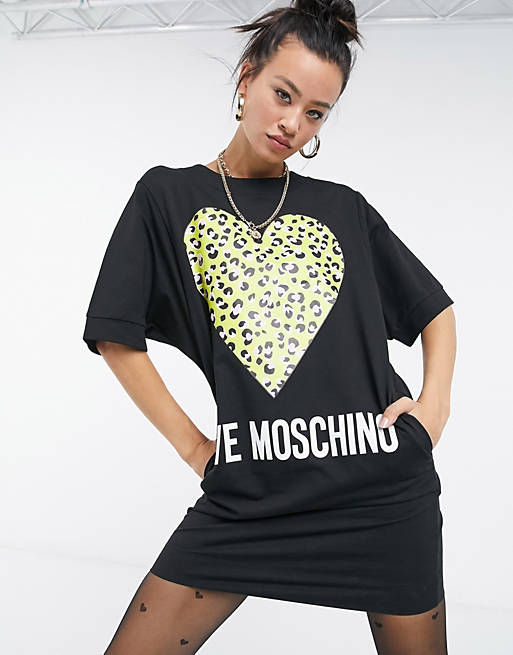 Vestido negro estilo camiseta con corazón de leopardo de Love Moschino