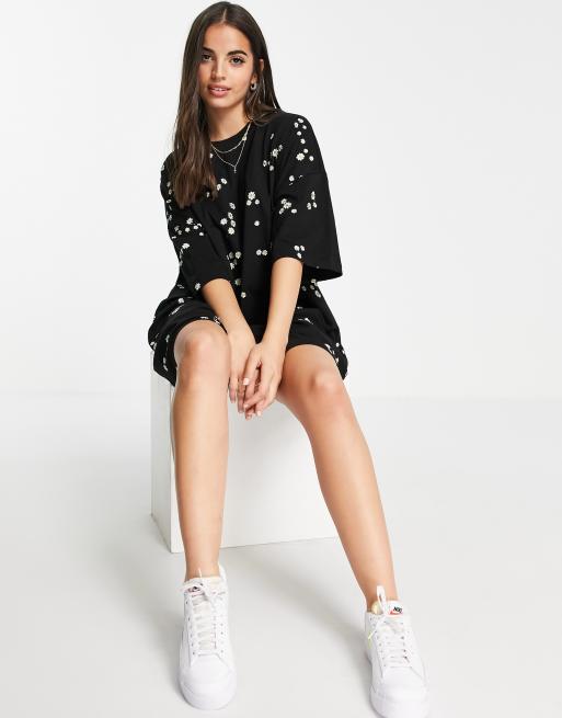 Vestido negro estilo camiseta extragrande con diseño integral de flores  bordadas de ASOS DESIGN | ASOS