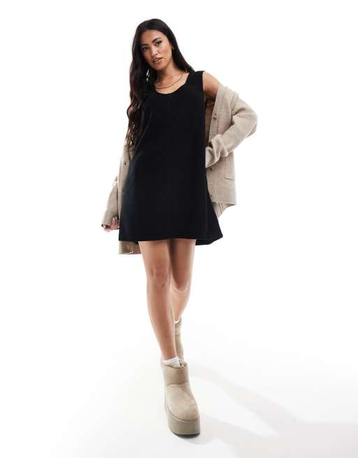 Vestido negro estilo pichi con bolsillo de parche de pana de Miss Selfridge, 3 de 4