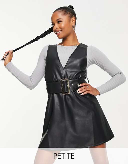 Vestido negro estilo pichi con cinturón de cuero sintético de Miss Selfridge Petite 