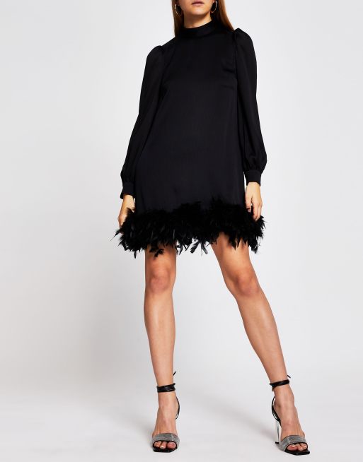 Vestido negro con discount plumas