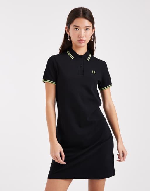 Vestido negro tipo polo con detalle de dos rayas de Fred Perry