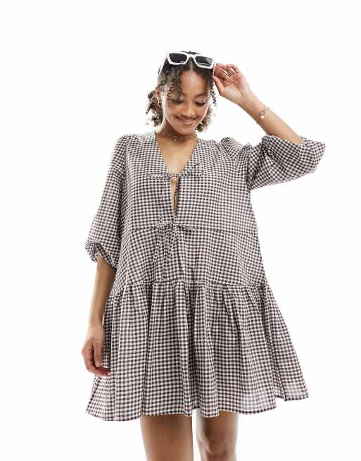 Vestido playero corto a cuadros vichy marrón oscuro de corte amplio escalonado con detalle de lazada delantera de Esmée