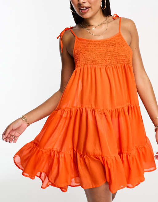 Vestido playero corto naranja de tirantes con diseño fruncido de