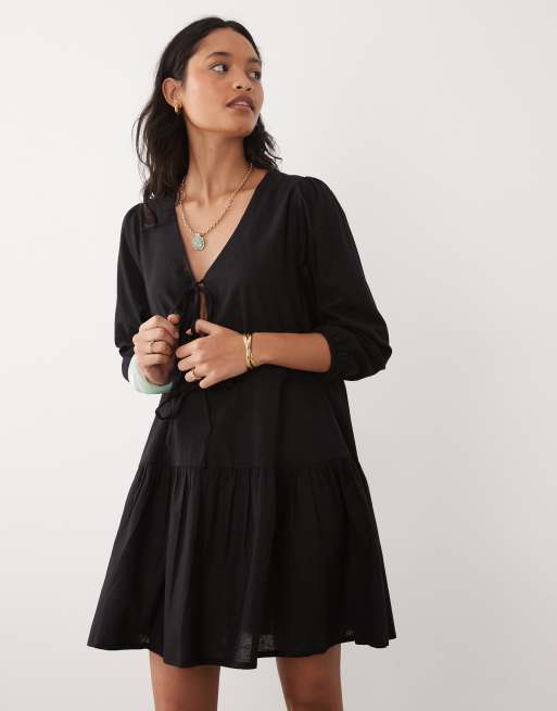 Vestido playero corto negro escalonado con lazada delantera de Esmée, 4 de 4