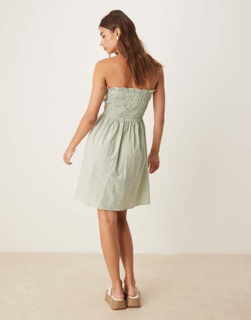 Vestido playero corto verde a rayas con escote palabra de honor y