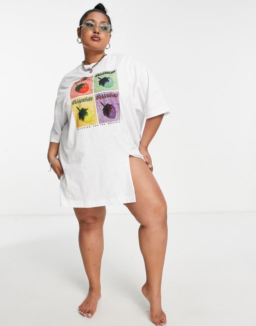 Vestido playero estilo camiseta con gráfico de fresas y abertura en la parte frontal de tejido flameado de COLLUSION Plus