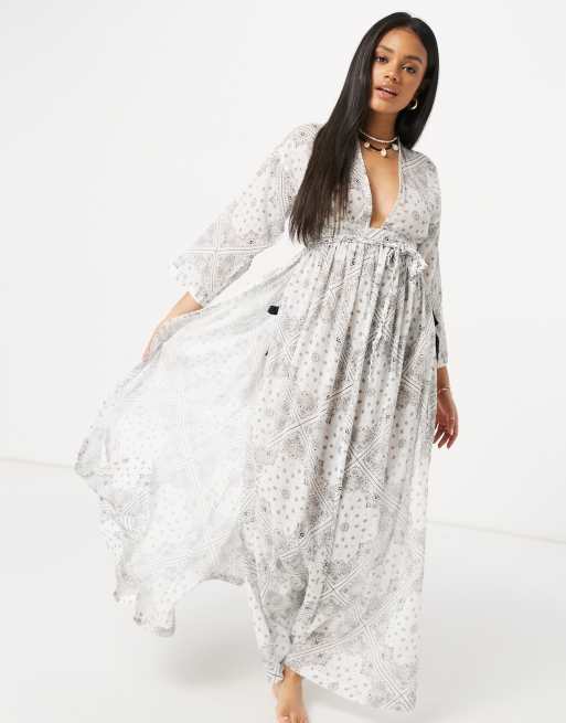 Vestido playero largo de estilo boho con estampado de bandana, diseño escotado y efecto arrugado de ASOS DESIGN, 4 de 4