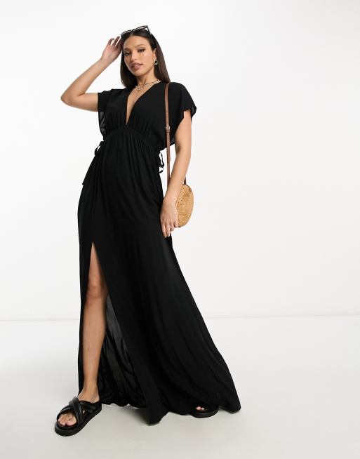 Vestido playero largo negro con mangas fluidas y detalle de cordón