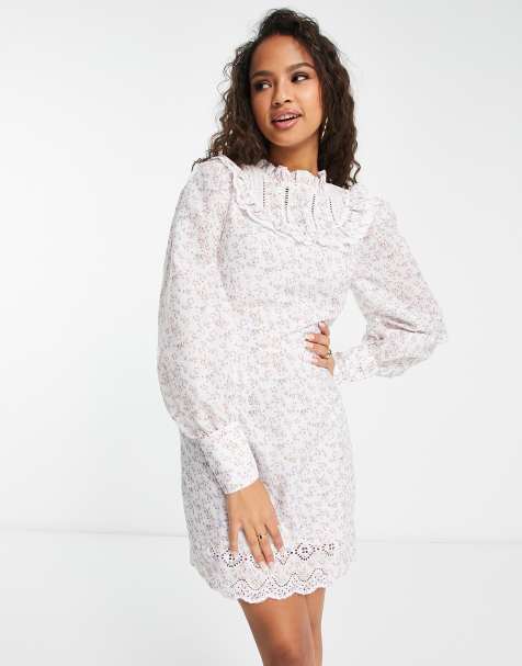 Vestido recto blanco con cuello alto, estampado de florecitas y bordado inglés de Glamorous - view 1