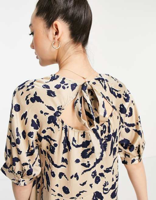 Vestido recto corto beis con estampado abstracto y lazada en la espalda de satén de Vero Moda , 2 de 4