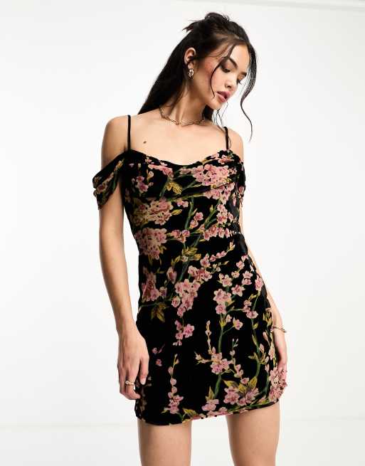 Vestido recto corto con escote Bardot cuello desbocado y dise o floral devor de Glamorous